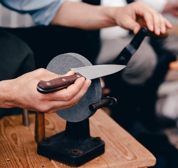 Solinger Messer an einem Schleifstein